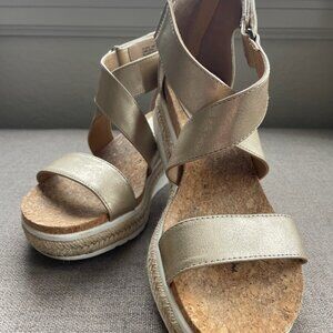 ADRIENNE VITTADINI Cape Ann Wedge Platform Sandal Gold Metallic 8 M Fun Flirty